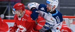 Třinecký Patrik Hrehorčák v souboji s Lukášem Cingelem z Komety Brno
