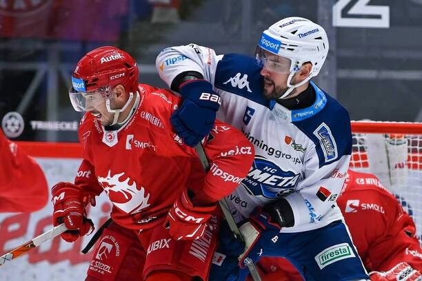 Třinecký Patrik Hrehorčák v souboji s Lukášem Cingelem z Komety Brno