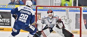 Extraligové utkání Kometa vs. Vítkovice v sezoně 24/25, brněnský Hynek Zohorna v samostatném nájezdu na ostravského gólmana Dominika Hrachovinu