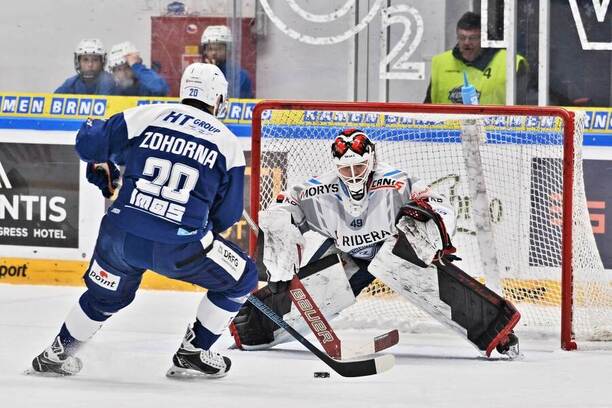 Extraligové utkání Kometa vs. Vítkovice v sezoně 24/25, brněnský Hynek Zohorna v samostatném nájezdu na ostravského gólmana Dominika Hrachovinu