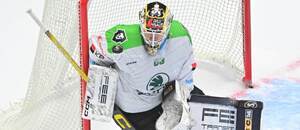 Mladoboleslavský gólman Niclas Westerholm zasahuje proti střele na ledě Pardubic