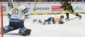 Zápas Litvínov vs. Liberec, Pavel Zygmunt (Litvínov) pálí na Petra Kváču (Liberec), foto ze sezony 24/25