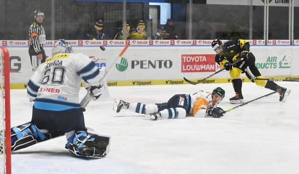 Zápas Litvínov vs. Liberec, Pavel Zygmunt (Litvínov) pálí na Petra Kváču (Liberec), foto ze sezony 24/25