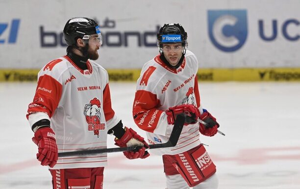 Ondřej Najman a Trevor Cosgrove v zápase Olomouce s Plzní, dnes Mora ve 4. kole extraligy hostí Kladno