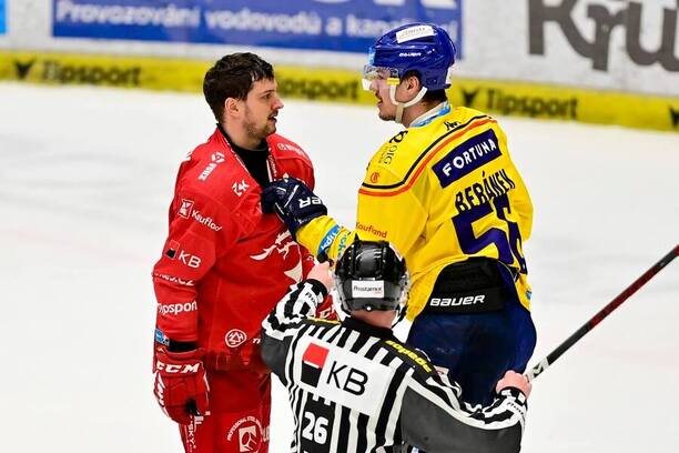 Libor Hudáček a Martin Beránek v lednovém zápase extraligy, opět se České Budějovice a Třinec střetnou právě dnes