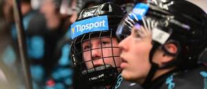 Hokejista Petr Tomek v zápase české extraligy proti Hradci Králové, právě 16letý útočník Energie je nejlepším střelcem druhého týdne ELH 2025/26