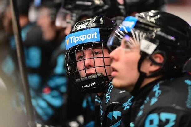 Hokejista Petr Tomek v zápase české extraligy proti Hradci Králové, právě 16letý útočník Energie je nejlepším střelcem druhého týdne ELH 2025/26