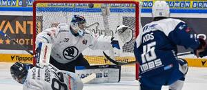 Jakub Kos z Komety střílí na brněnskou branku, fotka z utkání Kometa vs. Plzeň v sezoně 24/25