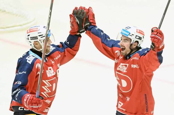 Dominik Hrníčko (vpravo) v minulém kole vystřelil výhru Dynama na ledě Rytířů. Dnes Pardubice hostí Třinec.
