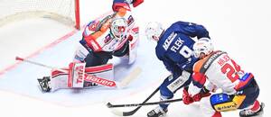 Jakub Flek z Komety Brno se řítí na brankáře Pardubic Romana Willa Jakub Flek z Komety Brno se řítí na brankáře Pardubic Romana Willa