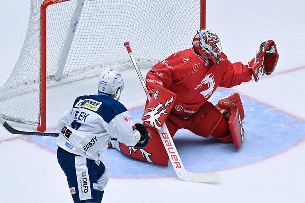 Útočník Komety Brno Jakub Flek a brankář Ocelářů Třinec Ondřej Kacetl