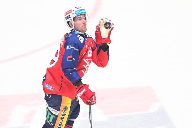 Roman Červenka, pardubický útočník, během klání proti Litvínovu