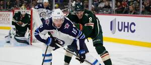Na tenhle pohled si fandové NHL musí zvyknout: Jonathan Toews v dresu Winnipegu