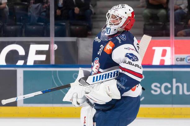 Český brankář Šimon Hrubec v dresu ZSC Lions