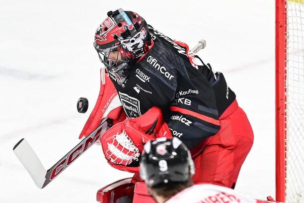 Stanislav Škorvánek z Hradce Králové v ELH vychytal už tři nuly, dnes jeho Mountfield HK vyzve KalPu Kuopio v 5. kole Ligy mistrů v hokeji