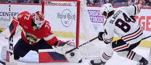 Útočník Chicaga Blackhawks Landon Slaggert střílí na brankáře Floridy Panthers Sergeie Bobrovskyho