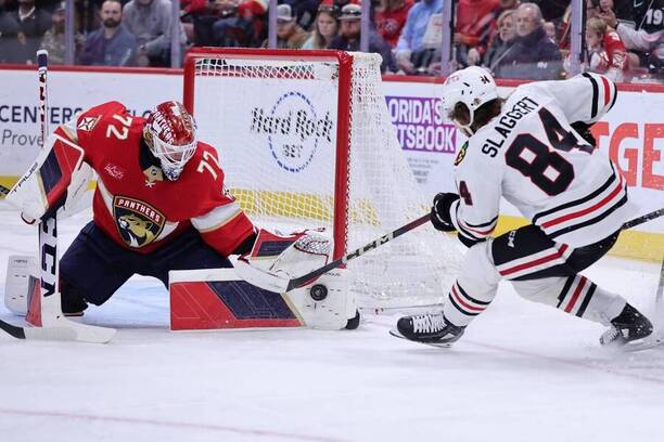 Útočník Chicaga Blackhawks Landon Slaggert střílí na brankáře Floridy Panthers Sergeie Bobrovskyho