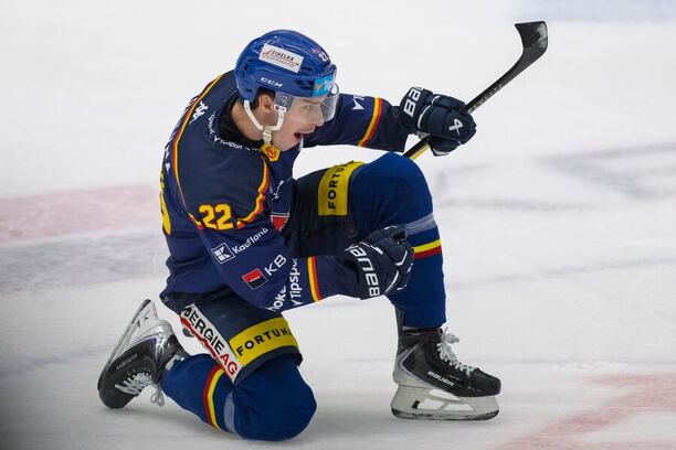 Josef Koláček, českobudějovický útočník, slaví gól do sítě Komety