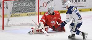 Adam Zbořil prostřeluje Matěje Machovského, fotka ze zápasu Olomouc vs. Kometa v sezoně 2024/25