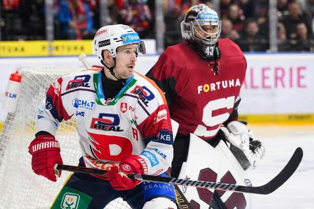 Útočník Pardubic Roman Červenka před brankářem Sparty Jakubem Kovářem v utkání Tipsport extraligy