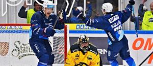 Matěj Tomek inkasuje, fotka ze zápasu Kometa vs. Litvínov v 1. kole ELH 25/26 Matěj Tomek inkasuje, fotka ze zápasu Kometa vs. Litvínov v 1. kole ELH 25/26