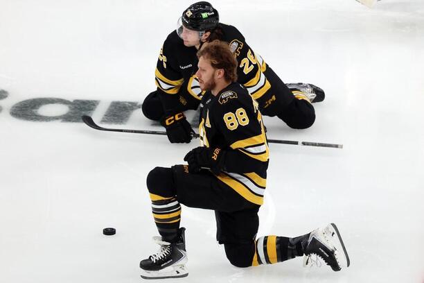 Útočník Bostonu David Pastrňák a jeho spoluhráč Andrew Peeke před zápasem proti Buffalu