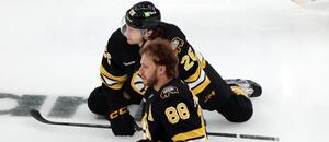 Útočník Bostonu David Pastrňák a jeho spoluhráč Andrew Peeke před zápasem proti Buffalu