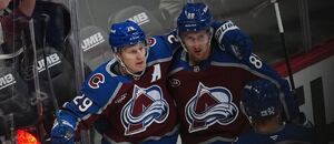 Nathan MacKinnon (vlevo) a Martin Nečas se radují ze vstřeleného gólu Colorada