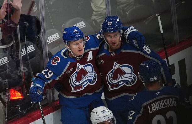 Nathan MacKinnon (vlevo) a Martin Nečas se radují ze vstřeleného gólu Colorada