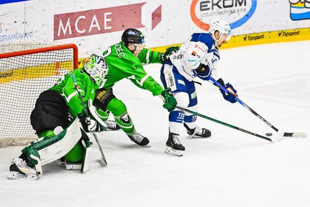Jakub Flek (vpravo) v utkání Mladé Boleslavi s Kometou Brno, únor 2025