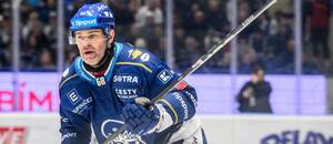 Jaromír Jágr v dresu týmu Rytíři Kladno při extraligovém utkání proti Vítkovicím Jaromír Jágr v dresu týmu Rytíři Kladno při extraligovém utkání proti Vítkovicím