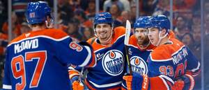 David Tomášek (uprostřed) se raduje z gólu s největšími hvězdami Edmontonu David Tomášek (uprostřed) se raduje z gólu s největšími hvězdami Edmontonu