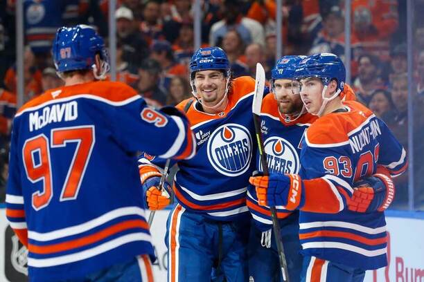 David Tomášek (uprostřed) se raduje z gólu s největšími hvězdami Edmontonu
