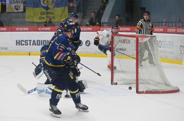 Zápas Litoměřice vs Zlín, zlínský gólman Daniel Huf inkasuje, foto z utkání v play off Maxa ligy 2025