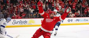 Kapitán Detroitu Dylan Larkin slaví vítězný gól v prodloužení proti Tampě