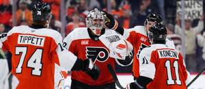 Dan Vladař se raduje se spoluhráči z Philadelphie po vítězství nad Minnesotou