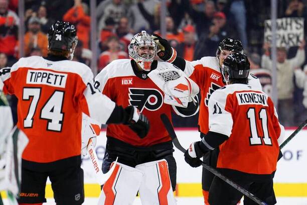 Dan Vladař se raduje se spoluhráči z Philadelphie po vítězství nad Minnesotou