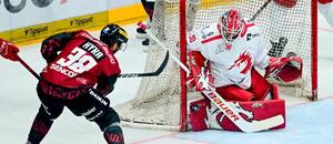 Útočník Sparty Tomáš Hyka střílí na brankáře Třince Ondřeje Kacetla v utkání Tipsport extraligy