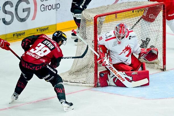 Útočník Sparty Tomáš Hyka střílí na brankáře Třince Ondřeje Kacetla v utkání Tipsport extraligy