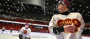 První trénink týmu HC Dukla Jihlava v nové Horácké areně, v popředí kapitán Tomáš Čachotský První trénink týmu HC Dukla Jihlava v nové Horácké areně, v popředí kapitán Tomáš Čachotský