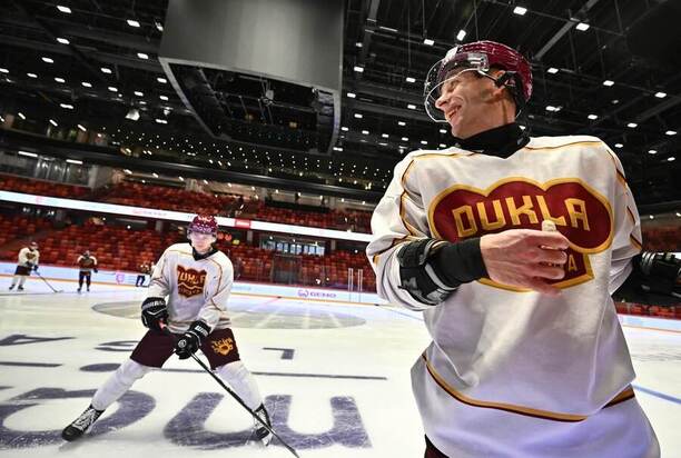 První trénink týmu HC Dukla Jihlava v nové Horácké areně, v popředí kapitán Tomáš Čachotský