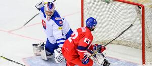 Adam Titlbach zakončuje proti slovenskému gólmanovi Adamu Prádelovi, fotka ze zápasu Česko vs. Slovensko na Turnaji 5 zemí U20 v Chomutově Adam Titlbach zakončuje proti slovenskému gólmanovi Adamu Prádelovi, fotka ze zápasu Česko vs. Slovensko na Turnaji 5 zemí U20 v Chomutově