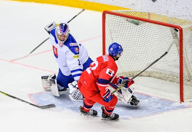 Adam Titlbach zakončuje proti slovenskému gólmanovi Adamu Prádelovi, fotka ze zápasu Česko vs. Slovensko na Turnaji 5 zemí U20 v Chomutově Adam Titlbach zakončuje proti slovenskému gólmanovi Adamu Prádelovi, fotka ze zápasu Česko vs. Slovensko na Turnaji 5 zemí U20 v Chomutově