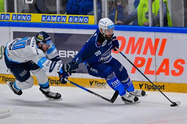 Zápas ELH Liberec vs. Kometa, na puku Hynek Zohorna z Komety, drží jej Denis Zeman z Liberce Zápas ELH Liberec vs. Kometa, na puku Hynek Zohorna z Komety, drží jej Denis Zeman z Liberce