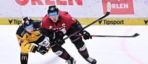 Litvínovský Michal Gut a kapitán Sparty Filip Chlapík v minulém zápase Litvínov vs. Sparta (1:5) Litvínovský Michal Gut a kapitán Sparty Filip Chlapík v minulém zápase Litvínov vs. Sparta (1:5)