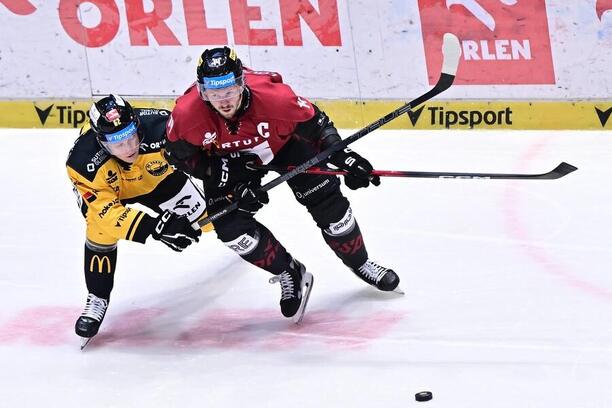 Litvínovský Michal Gut a kapitán Sparty Filip Chlapík v minulém zápase Litvínov vs. Sparta (1:5) Litvínovský Michal Gut a kapitán Sparty Filip Chlapík v minulém zápase Litvínov vs. Sparta (1:5)