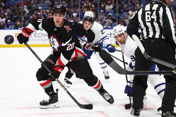 Jiří Kulich, český útočník Buffala Sabres, v akci proti Torontu Jiří Kulich, český útočník Buffala Sabres, v akci proti Torontu