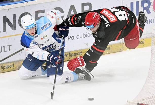 6. kolo TELH 2025/26: Na snímku zleva Jan Ekrt z Komety Brno a Oskars Batna hájící barvy Hradce Králové 6. kolo TELH 2025/26: Na snímku zleva Jan Ekrt z Komety Brno a Oskars Batna hájící barvy Hradce Králové