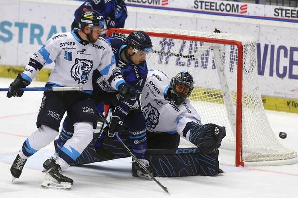 7. kolo ELH 2025/26: Zleva Denis Zeman z Liberce, vítkovický útočník Marek Kalus a liberecký brankář Petr Hamalčík 7. kolo ELH 2025/26: Zleva Denis Zeman z Liberce, vítkovický útočník Marek Kalus a liberecký brankář Petr Hamalčík