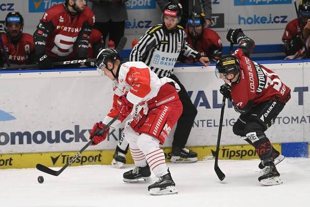Hokejový zápas mezi Olomoucí a Spartou, na puku olomoucký bek Michal Hrádek, stíhá jej pražský forvardMichal Vitouc Hokejový zápas mezi Olomoucí a Spartou, na puku olomoucký bek Michal Hrádek, stíhá jej pražský forvardMichal Vitouc